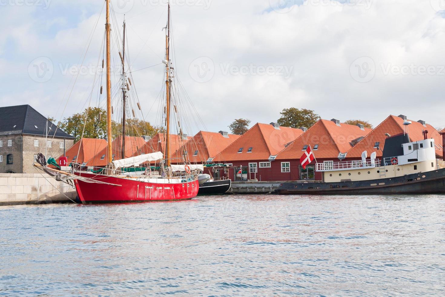 neue Häuser und lebende Boote am Kanal foto