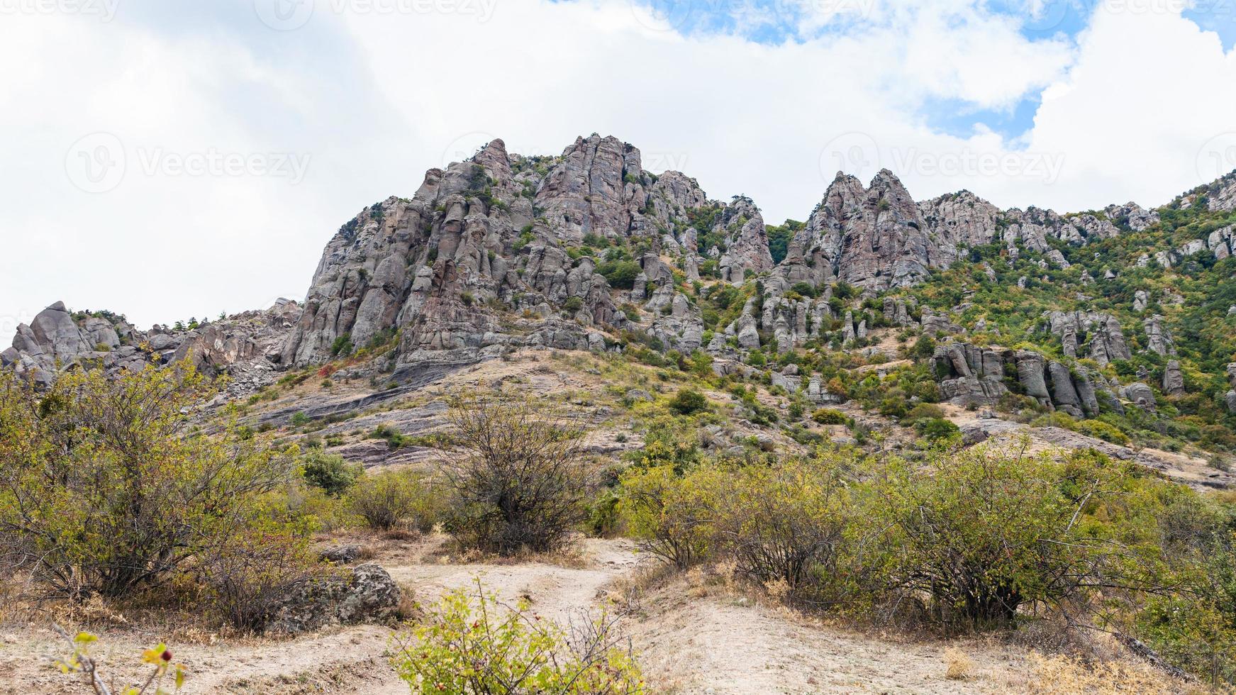 Blick auf erodierte Felsen am Berg Demerdzhi foto