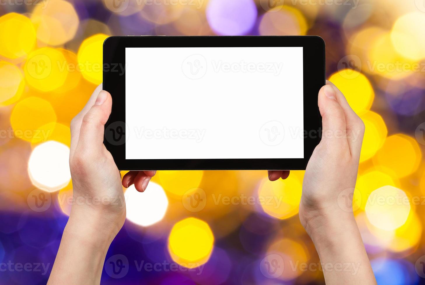 Hand mit Tablet-PC auf gelbem und violettem Hintergrund foto