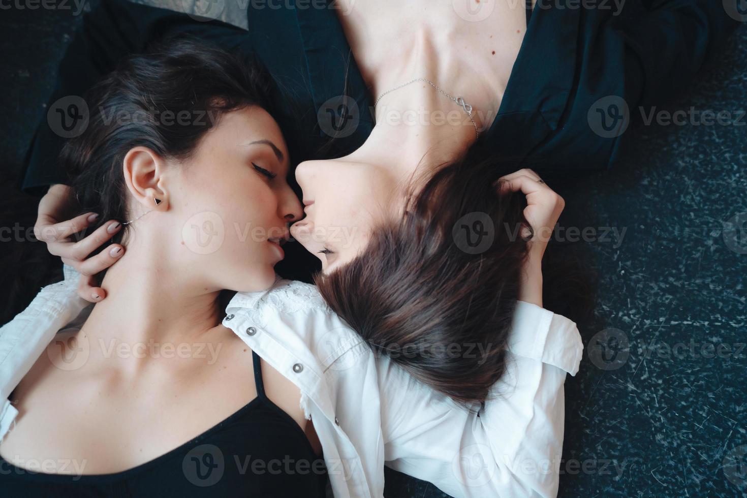 Zwei schöne Mädchen liegen auf dem Boden foto