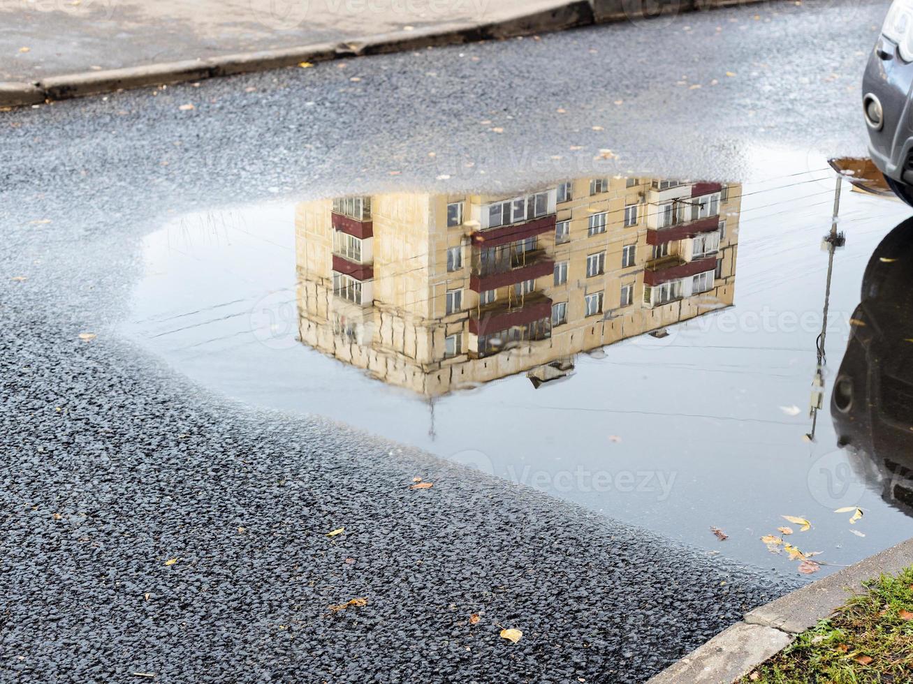 Pfütze mit Reflexion des städtischen Stadthauses foto