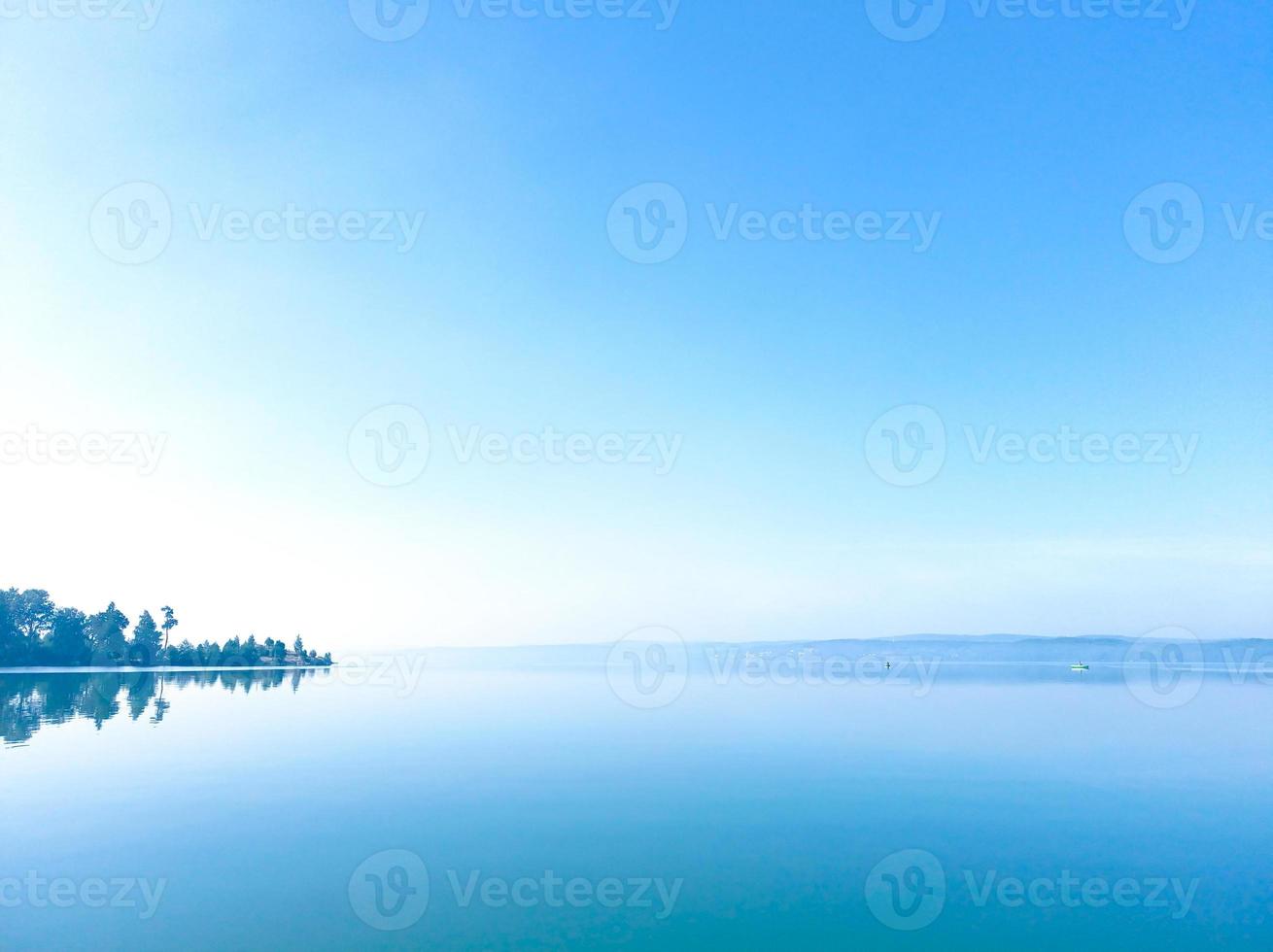 schöne Aussicht auf den ruhigen blauen See foto