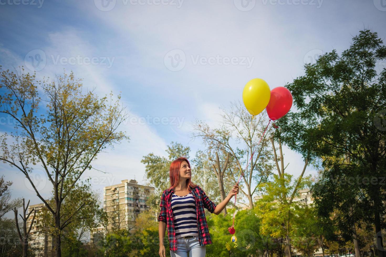 sorglose frau mit luftballons im park. foto