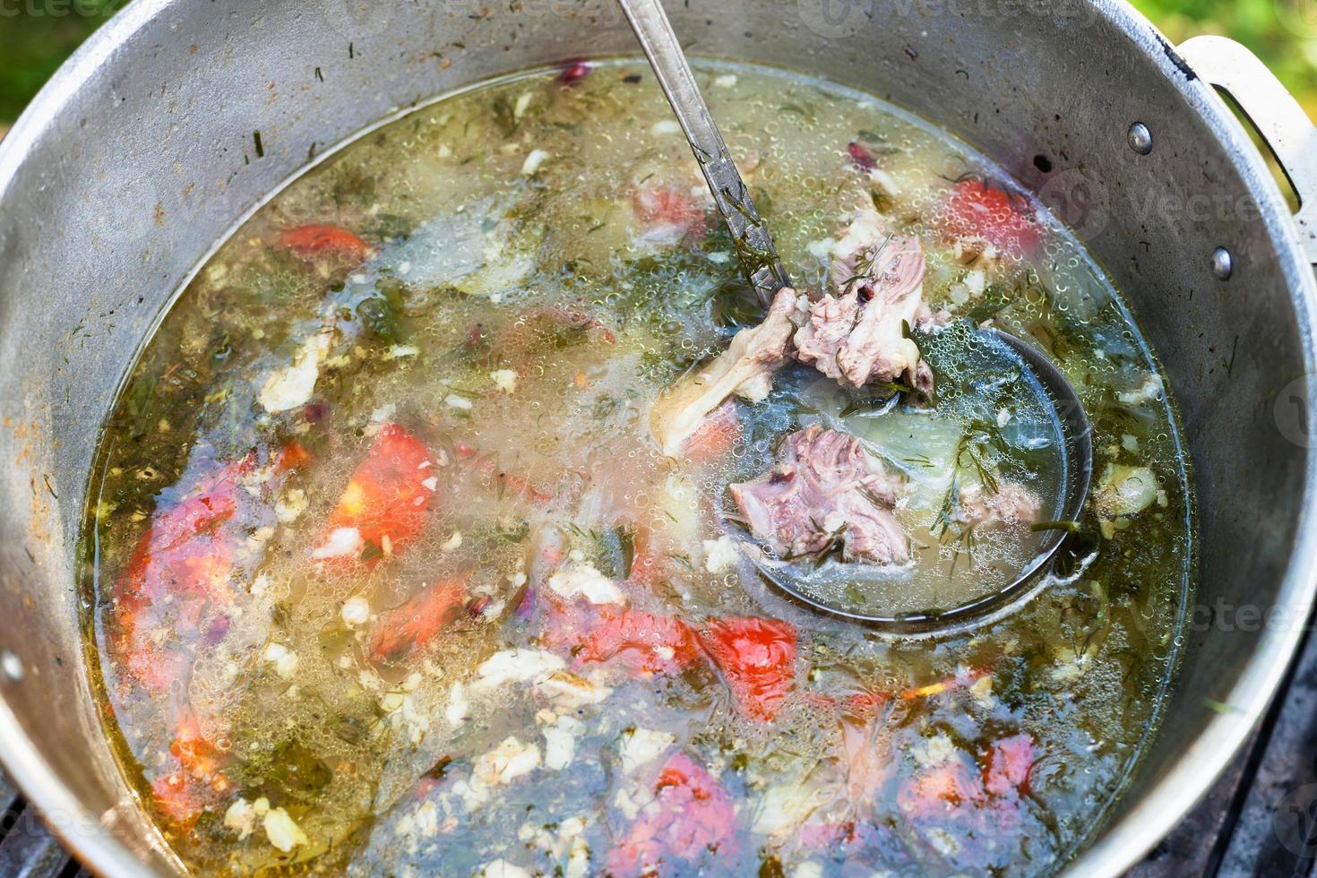 Kochen zentralasiatischer Shurpa im Topf im Freien foto