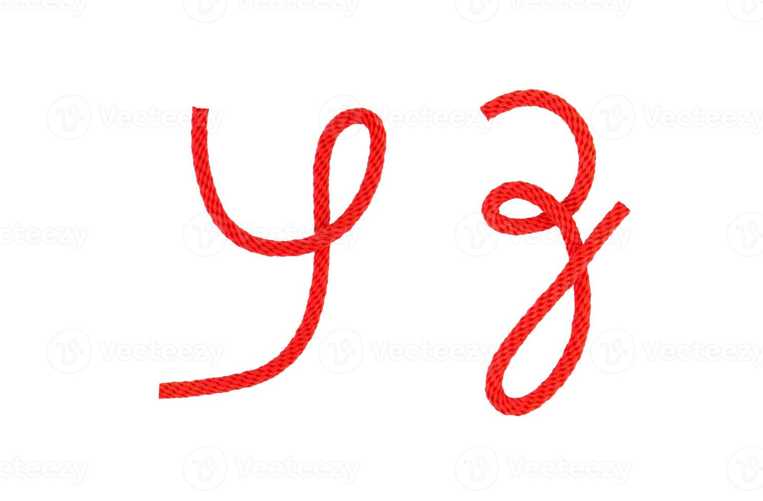 rotes Faserseil in Form eines Buchstabens gebogen foto