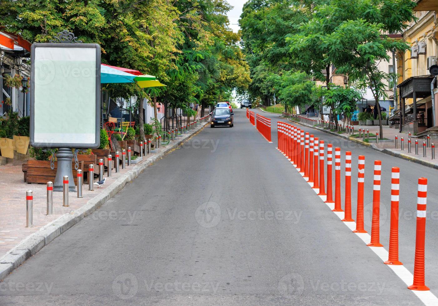 die Fahrbahn der Straße auf einer Stadtstraße, die sich in die Ferne erstreckt. städtische sommerlandschaft. Platz kopieren. foto