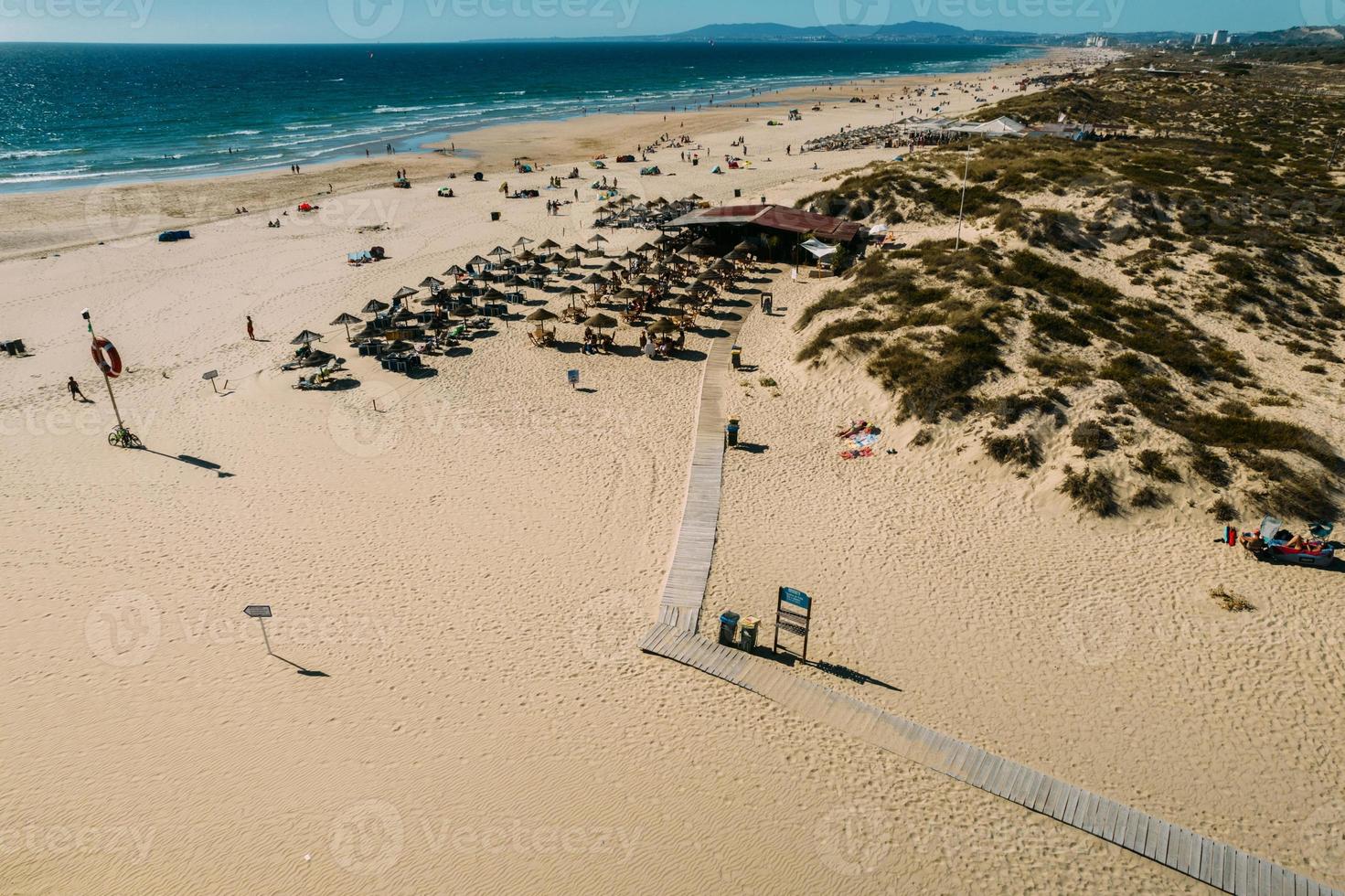 Luftbild von Caparica Beach im Stadtteil Almada, Großraum Lissabon, Portugal an einem Sommertag foto