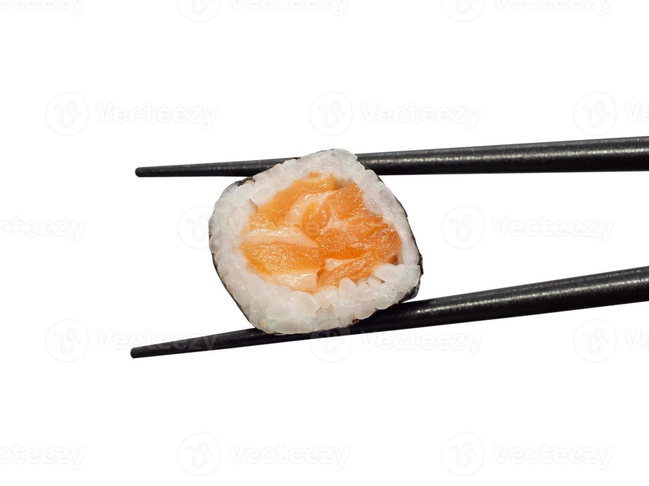 japanische Lachs-Maki-Sushi-Rolle mit Stäbchen isoliert auf weißem Hintergrund mit Beschneidungspfad foto