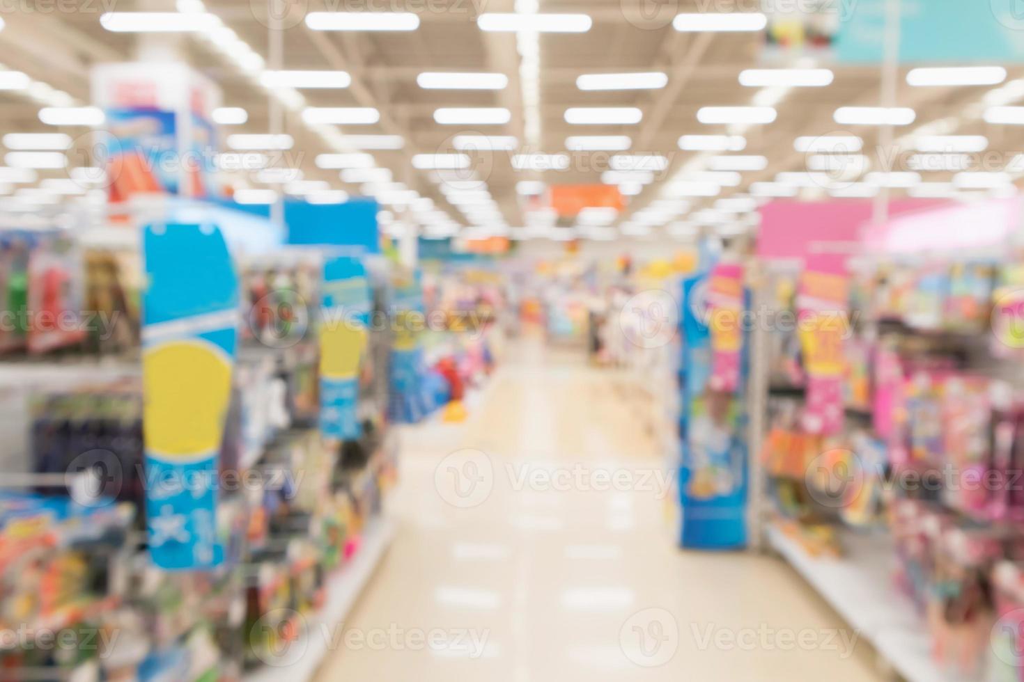 abstrakte Unschärfe Supermarkt Discounter Gang und Produktregale Innenraum defokussierter Hintergrund foto