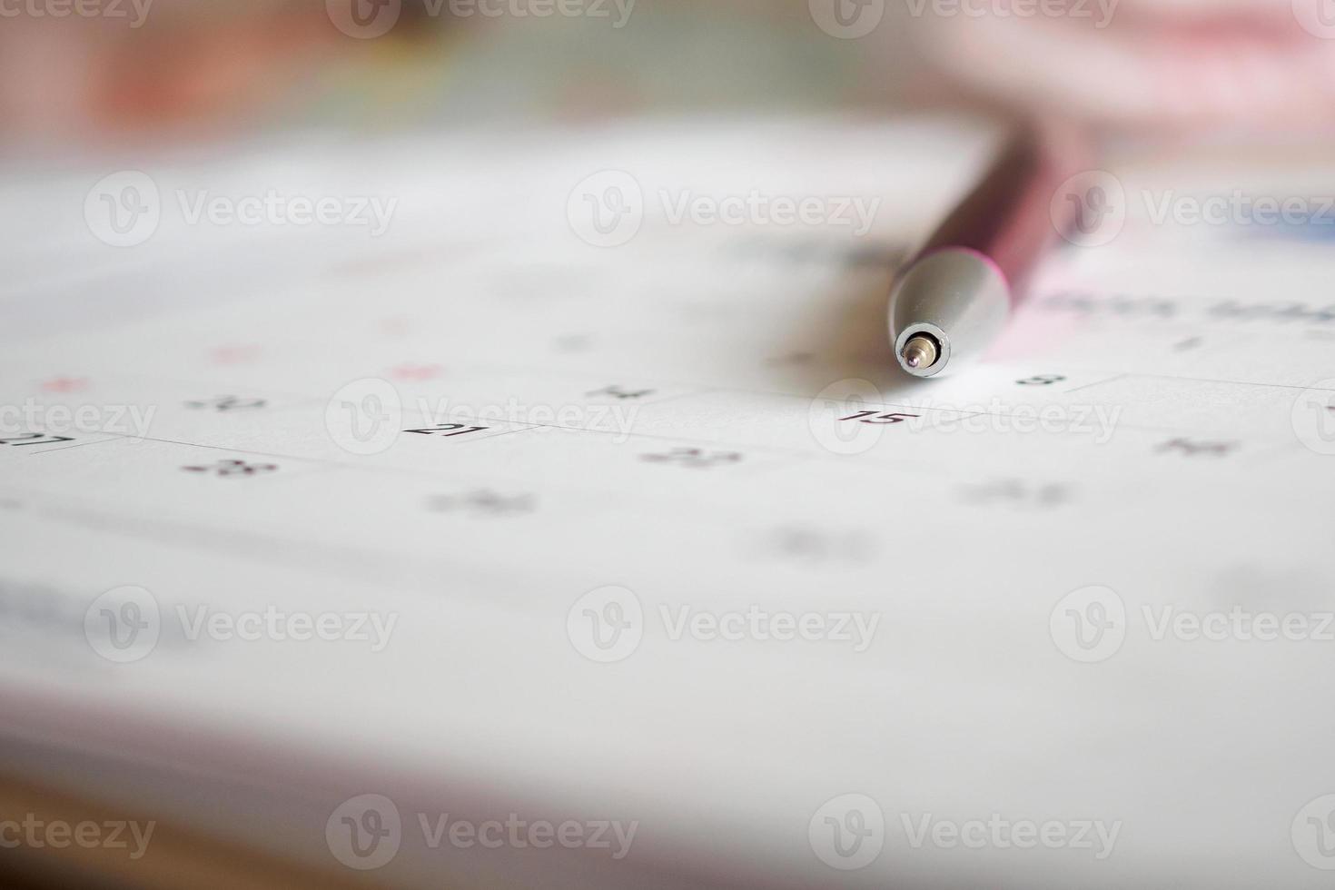 Kalenderblatt mit Stift oben foto