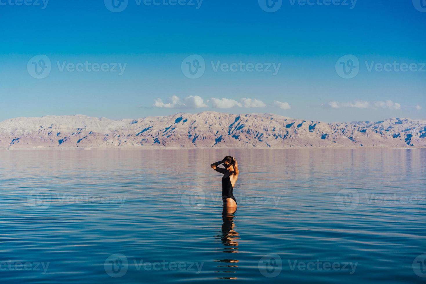 junge frau geht zum toten meer, israel foto