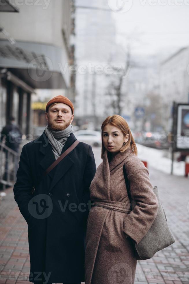 erwachsenes liebevolles paar, das auf einer straße geht foto