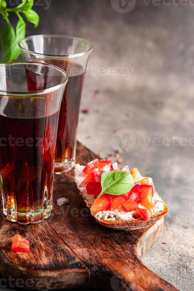 bruschetta basilikum tomate sandwich snack gemüse gesunde mahlzeit essen snack diät auf dem tisch kopienraum essen hintergrund rustikal draufsicht veggie foto