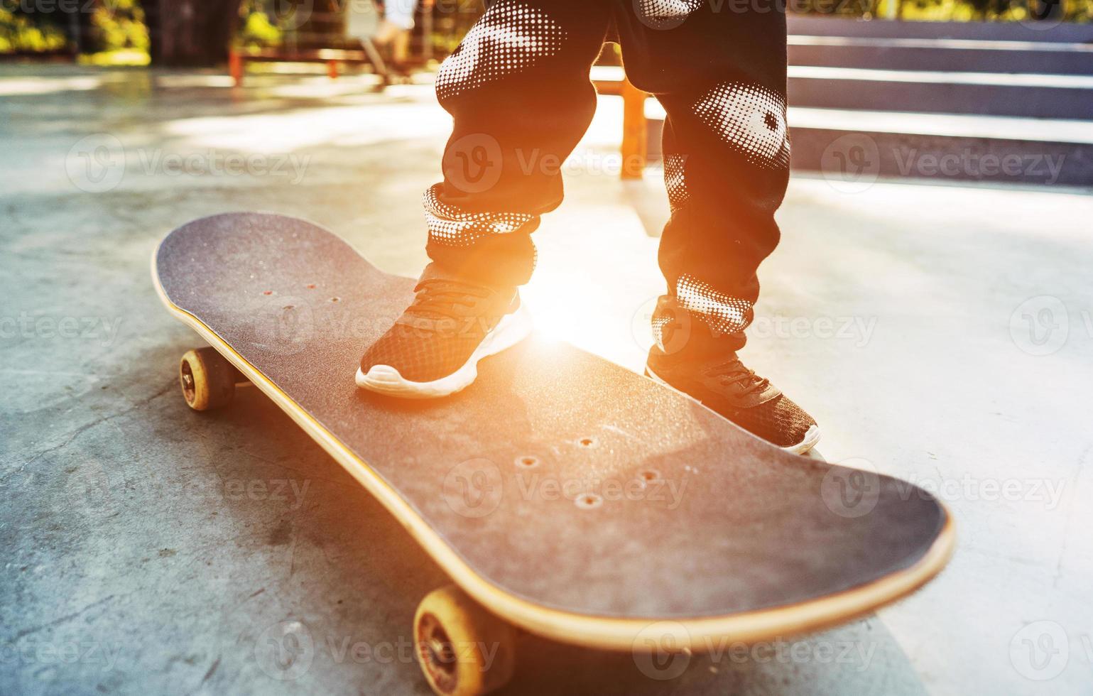 Junge Beine auf dem Skateboard Nahaufnahme Bild foto