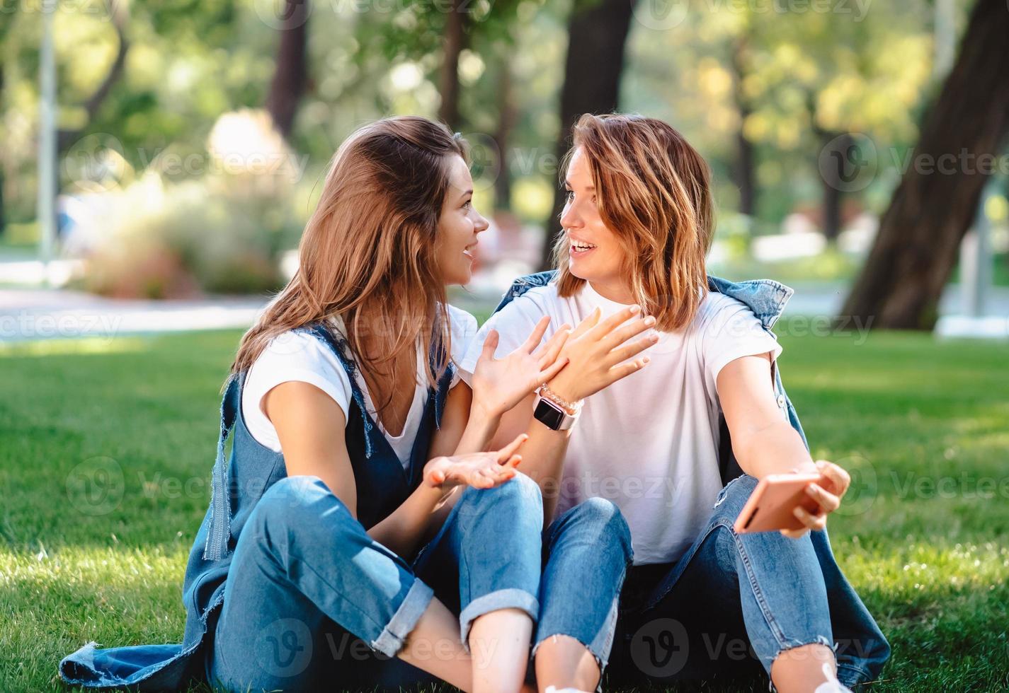 ehrliche Freunde, die im Park sitzen und miteinander reden. foto