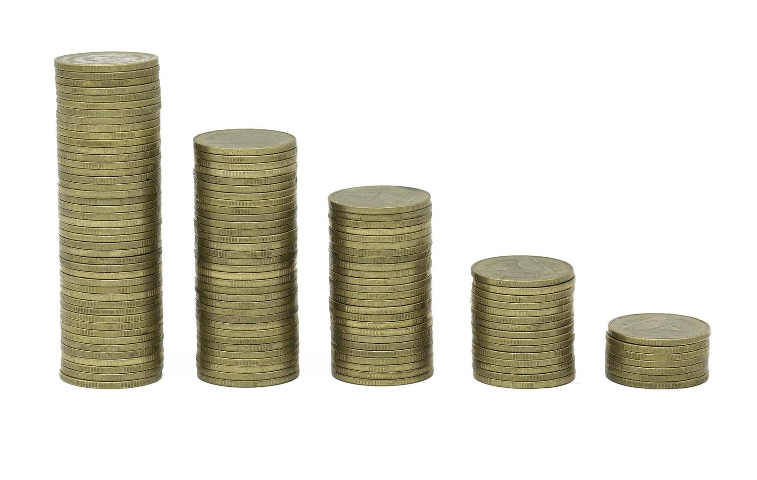 Goldmünzen stapeln sich isoliert auf weißem Hintergrund. Sparen, Münzstapel wachsendes Geschäft. Anlagegeldkonzept. foto