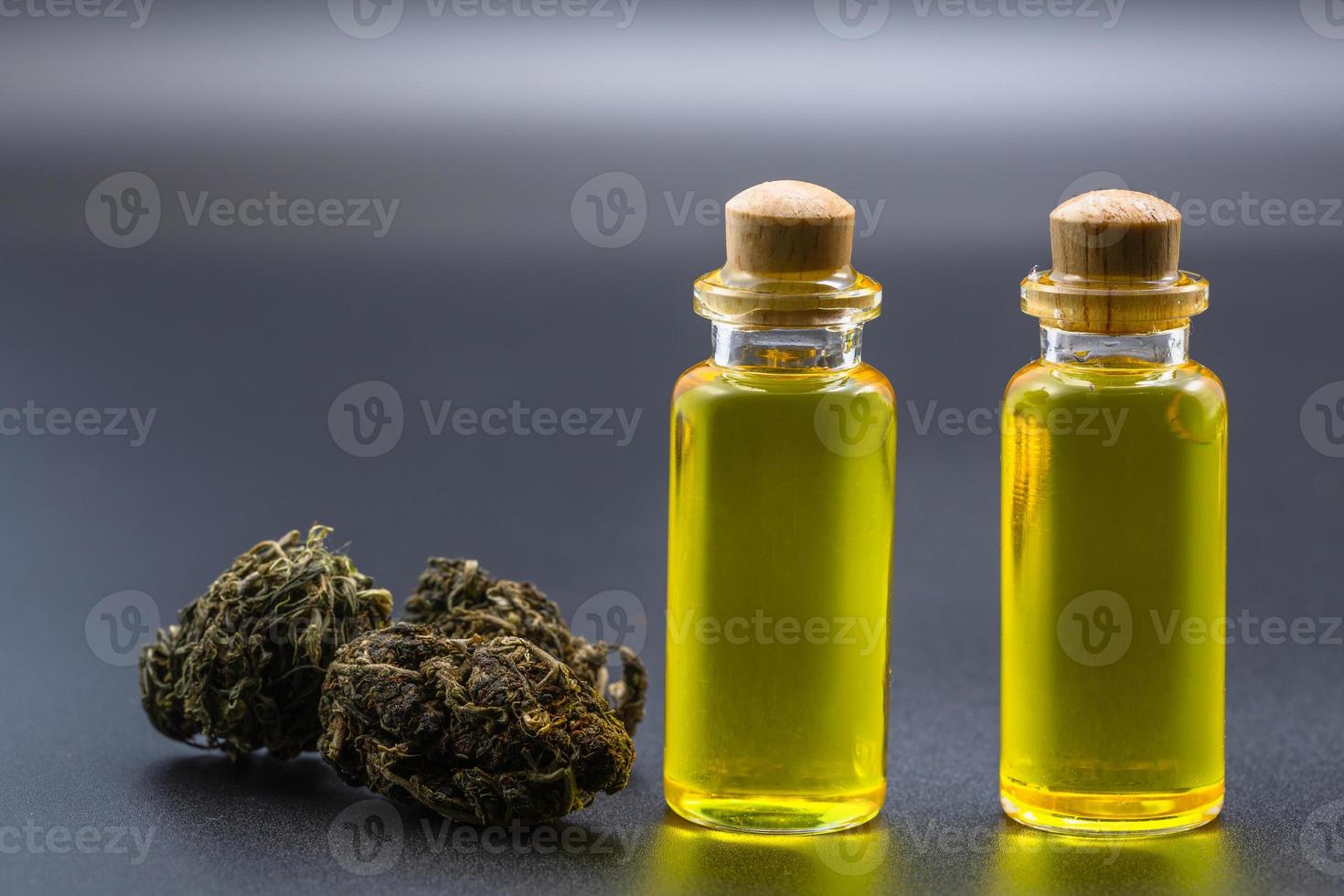 Cannabis-Cbd-Öl-Hanfprodukte, Cannabisölextrakte in Gläsern, medizinisches Marihuana und Öl für Patienten. alternative heilmittel oder medikamente, medizinkonzept foto
