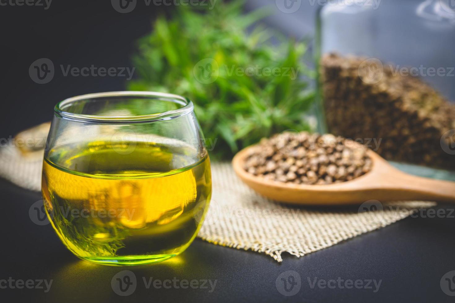 Hanföl cbd, Cannabiskraut und Blätter zur Behandlung, Extrakt aus Hanföl. foto