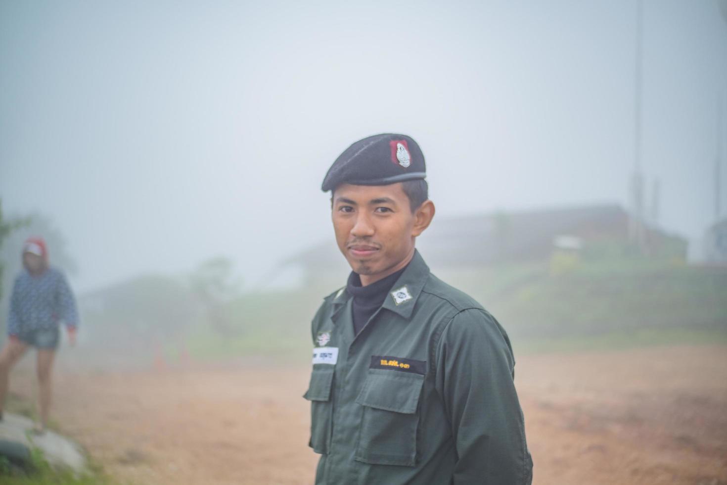 kanchanaburi.thailand-1 juli 2017.junger soldat auf militärischer kommandobasis auf chang suek hügel die grenze zwischen thailand-myanmar in thongphaphum bezirk kanchanaburi stadt thailand.schwerer nebel foto