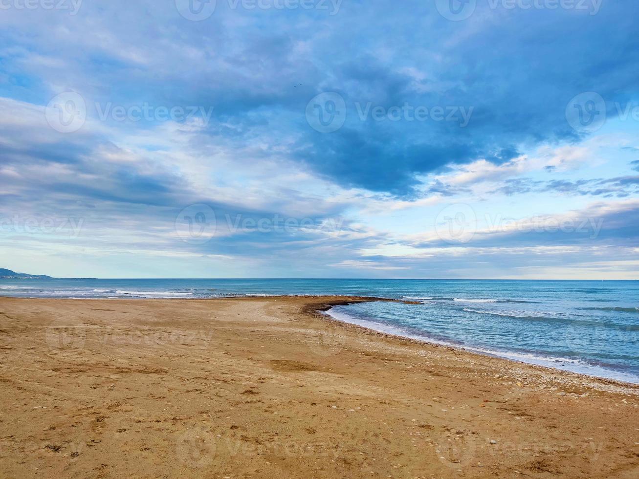 Strand am Meer. blaue welle und wolke auf landschaft. schöne küste im sommerurlaub. foto