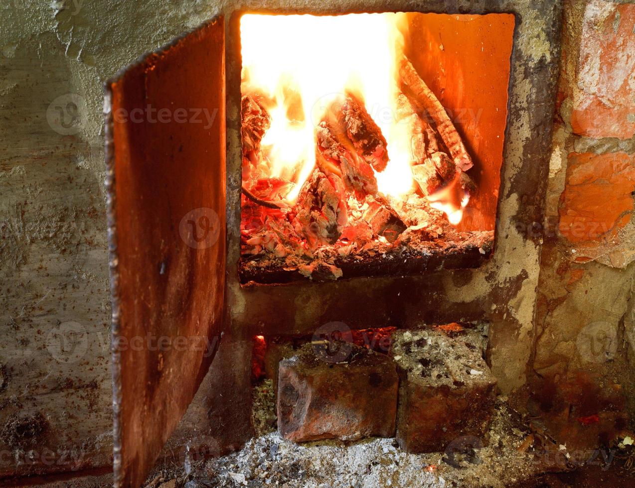 heißes Feuer im Ofen mit offener Tür foto