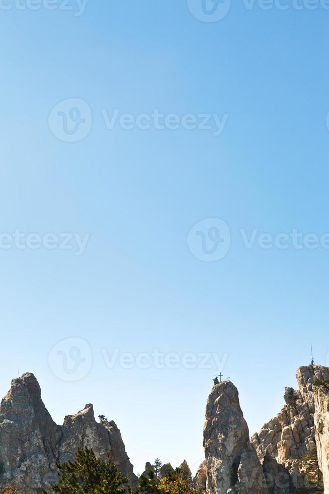 blauer himmel über ai-petri-felsen im krimgebirge foto