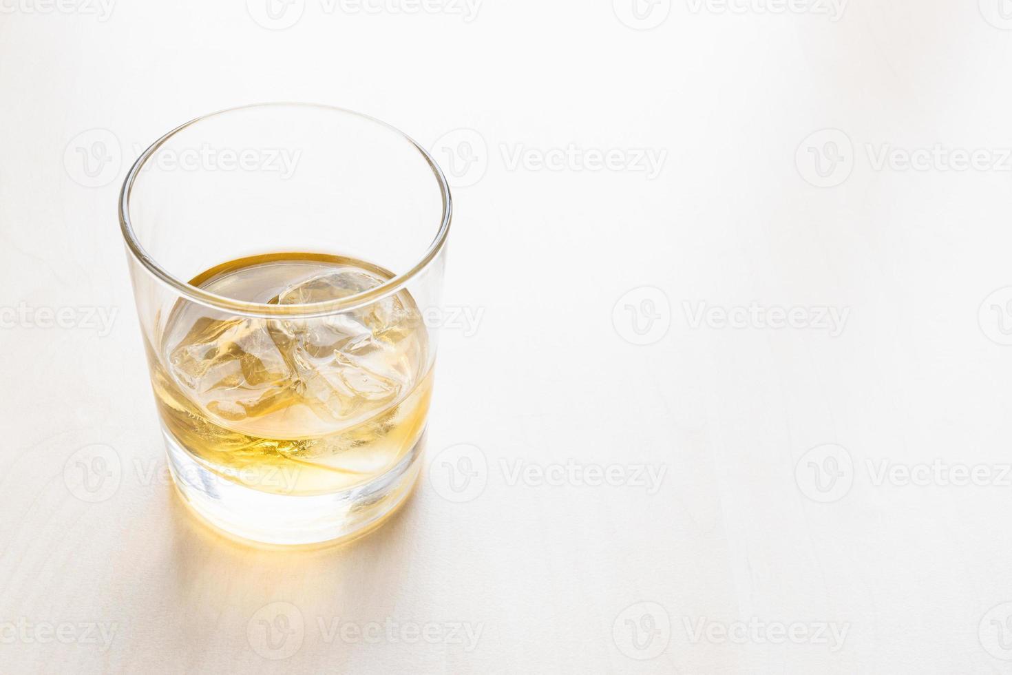 Portion Whiskey on the Rocks im Glas auf dem Tisch foto
