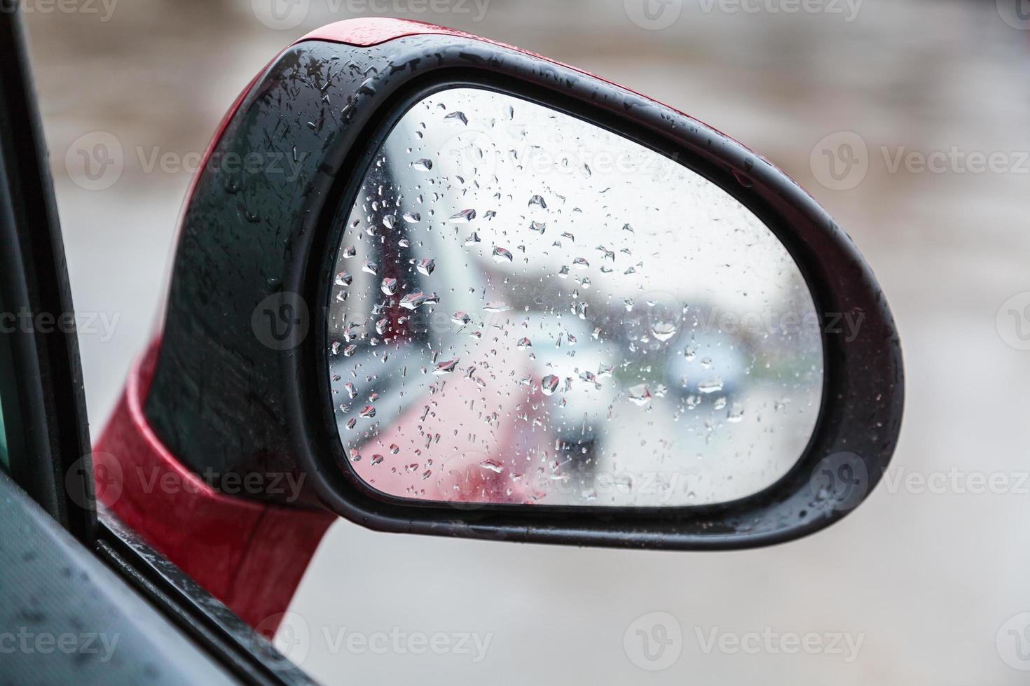 Seite rechts schwarzer Kunststoff-Rückspiegel auf einem weißen Auto.  Außenspiegel auf der Beifahrerseite, elektrisch einstell- und beheizbar.  8945444 Stock-Photo bei Vecteezy
