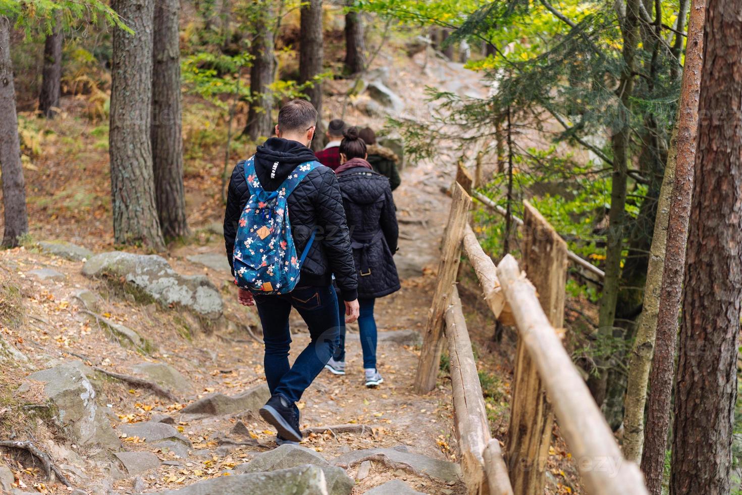 mann und frau, die den wanderweg entlang gehen foto