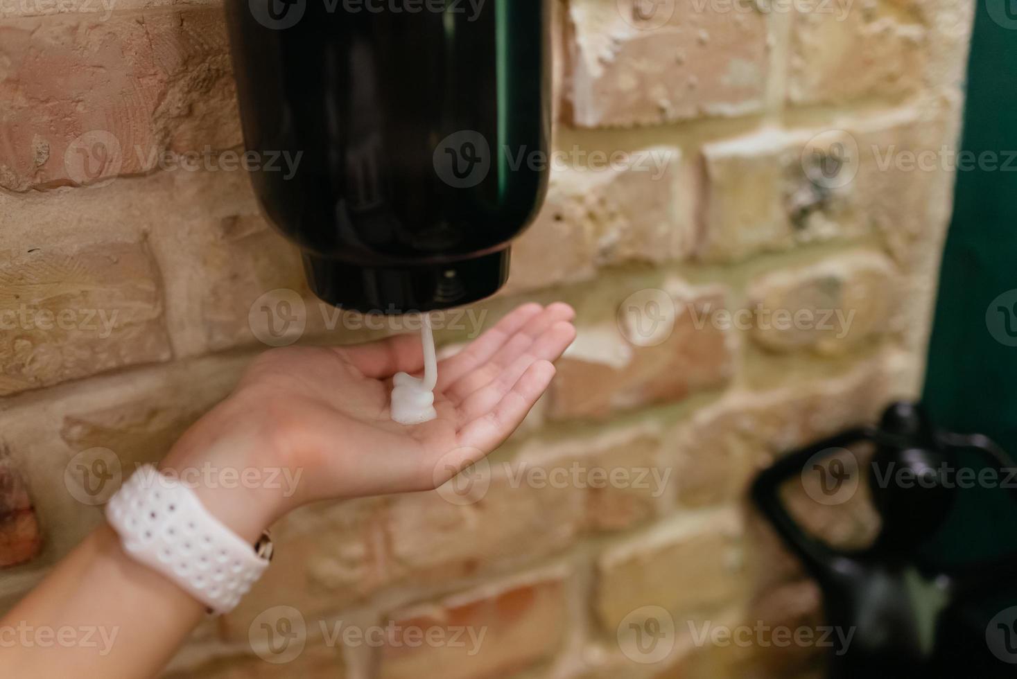 reinigung, händewaschen mit automatischem desinfektionsspenderkonzept. foto