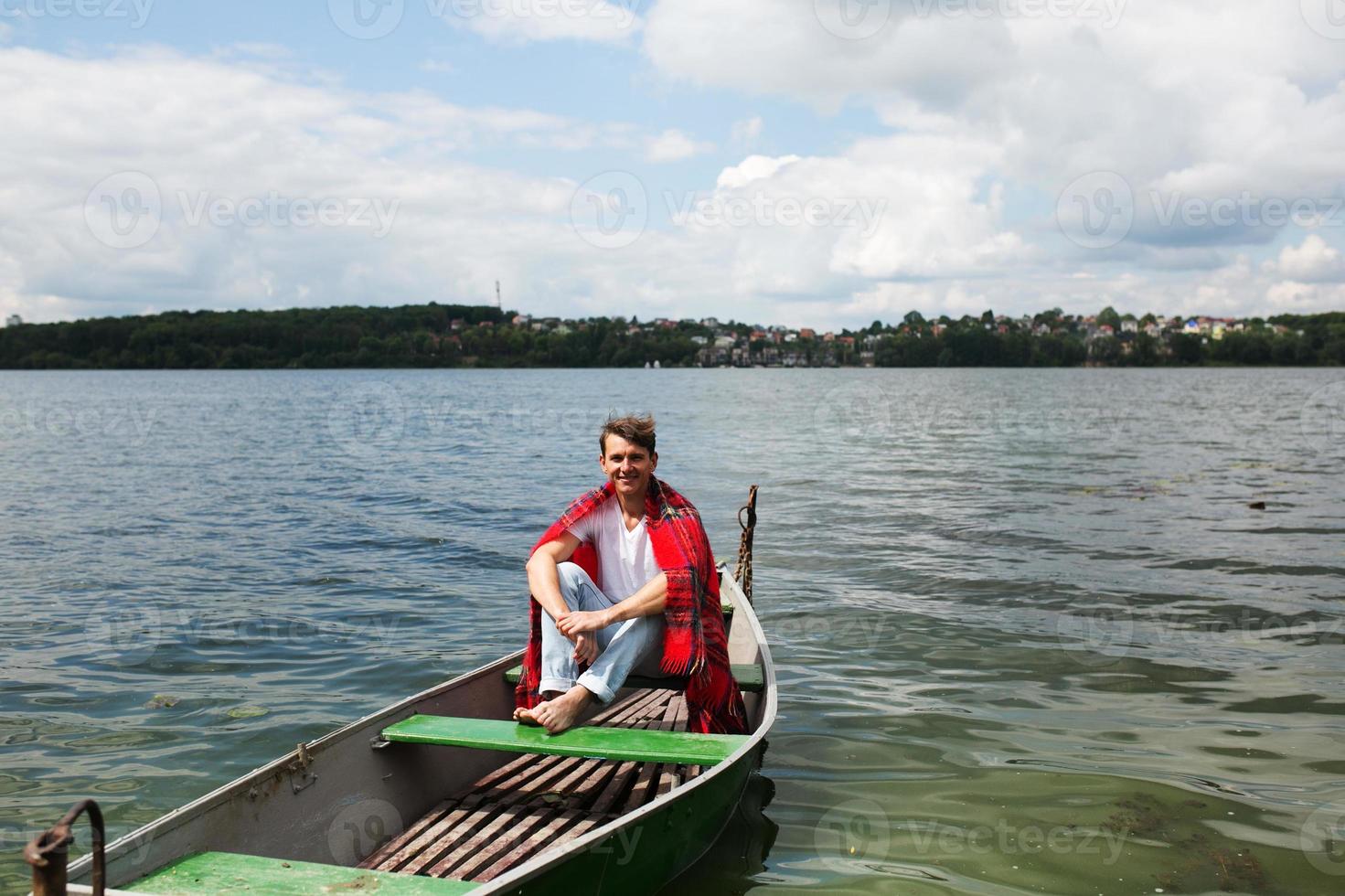 Mann in einem Boot foto