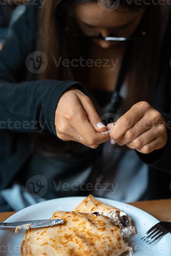 auf einem Teller Pfannkuchen mit Hüttenkäse und Kirschen. foto