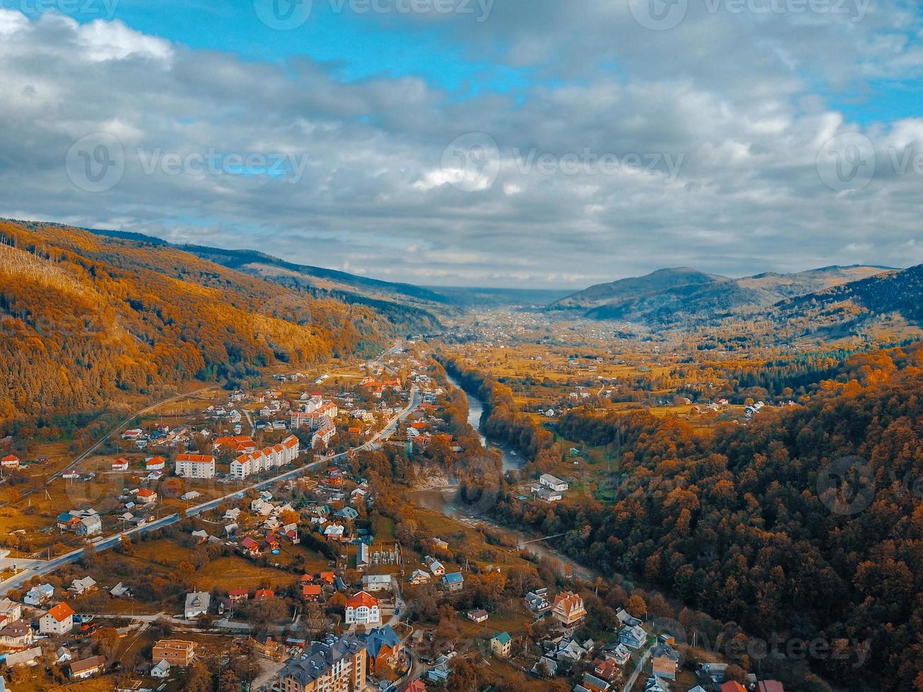 kleine Stadt im Grünen foto