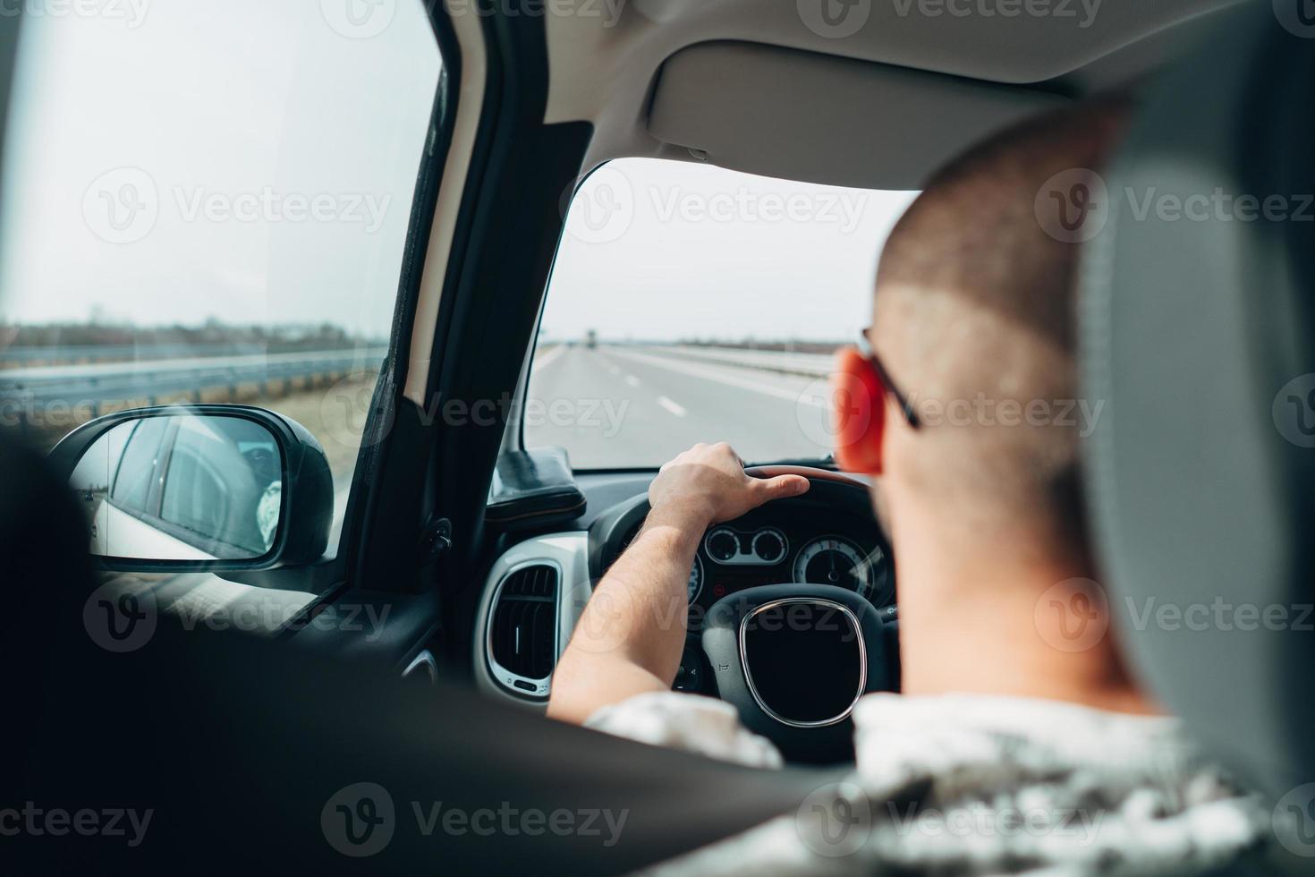 der mann im auto fährt auf der straße foto