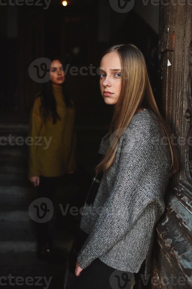 schöne Frau in der Nähe der alten Türen foto