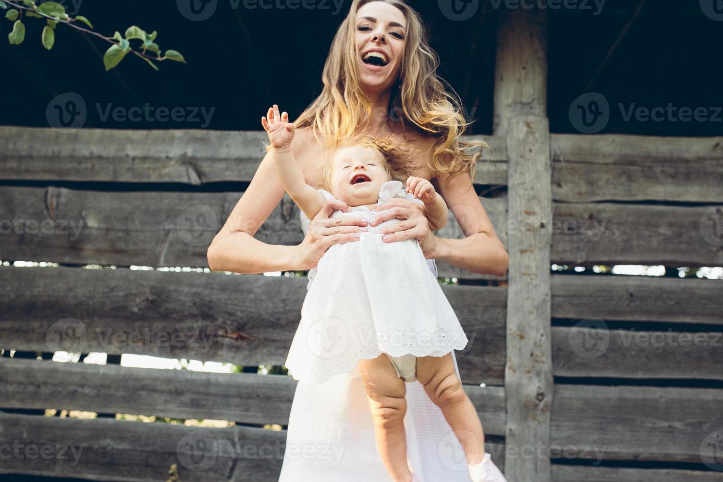 Mutter spielt mit seiner kleinen Tochter foto