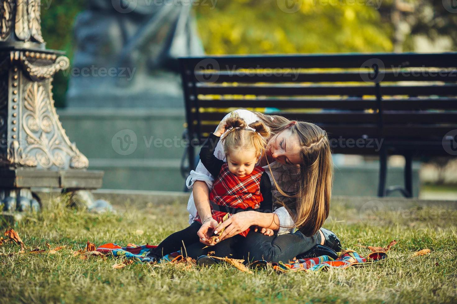 mutter und kleine tochter spielen in einem park foto