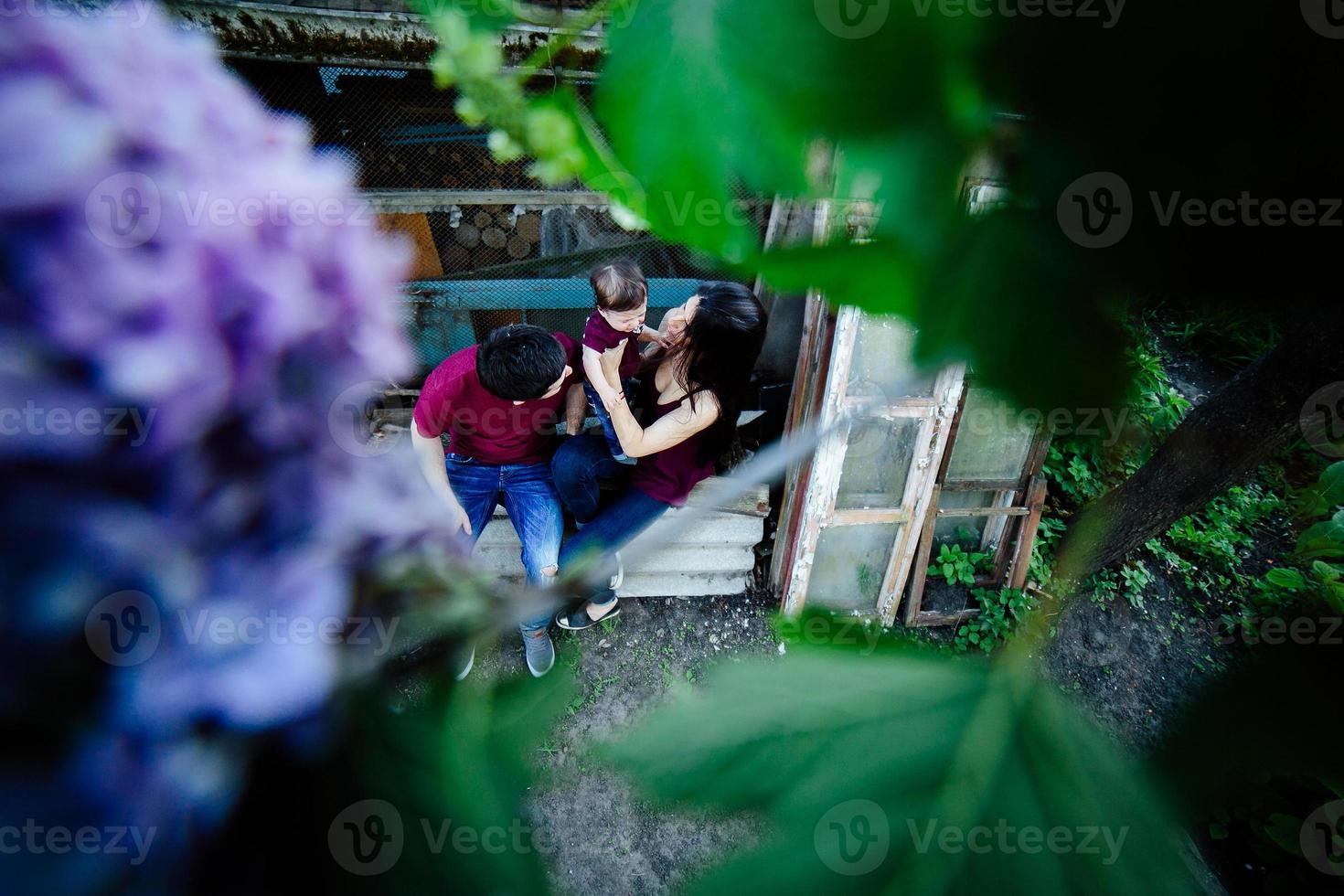 junge familie mit einem kind in der natur foto