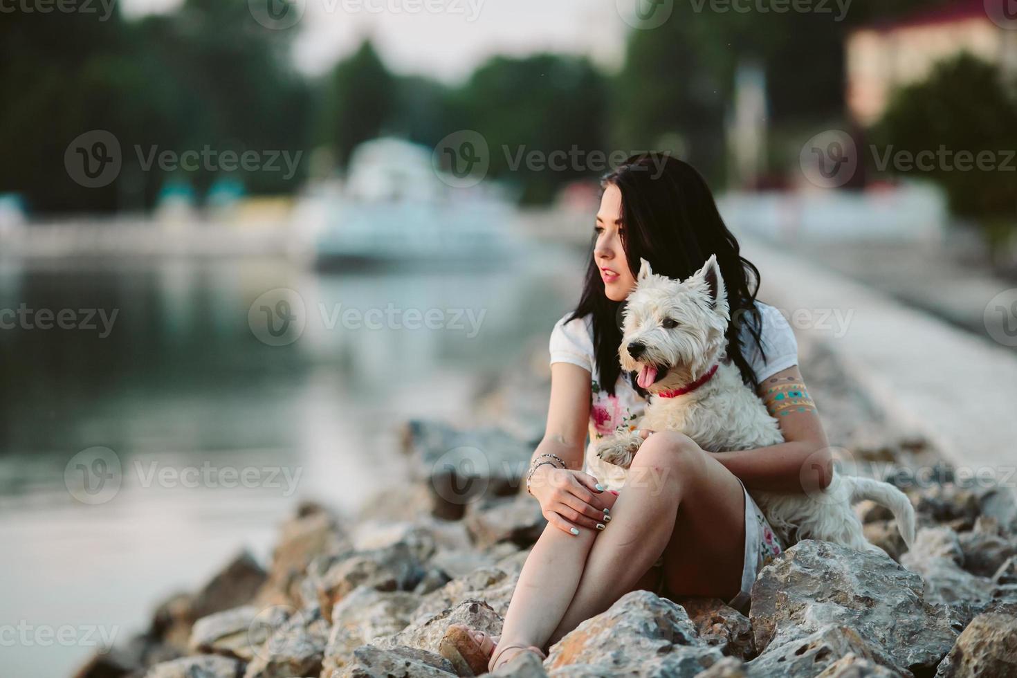 Mädchen mit einem Hund auf der Promenade foto