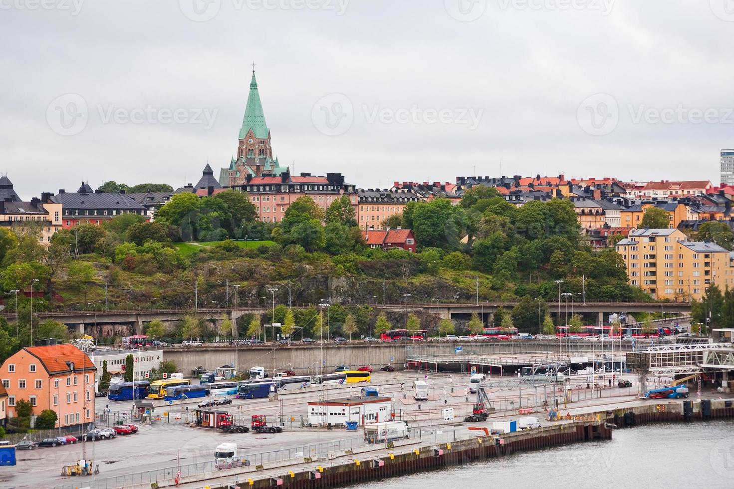 blick auf das versandterminal und die alte sofia-kirche in stockholm foto