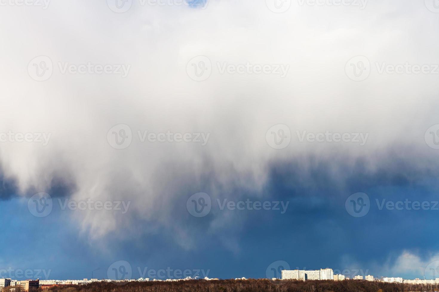 große Schneewolke über Wohngebiet foto