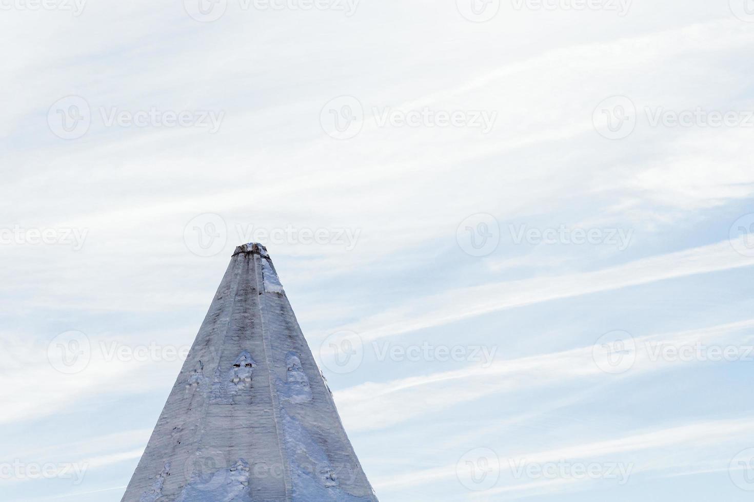 Blauer Himmel mit weißen Wolken über Turm in Susdal foto