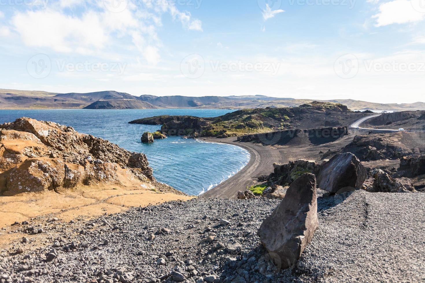 Vulkanküste des Kleifarvatn-Sees in Island foto