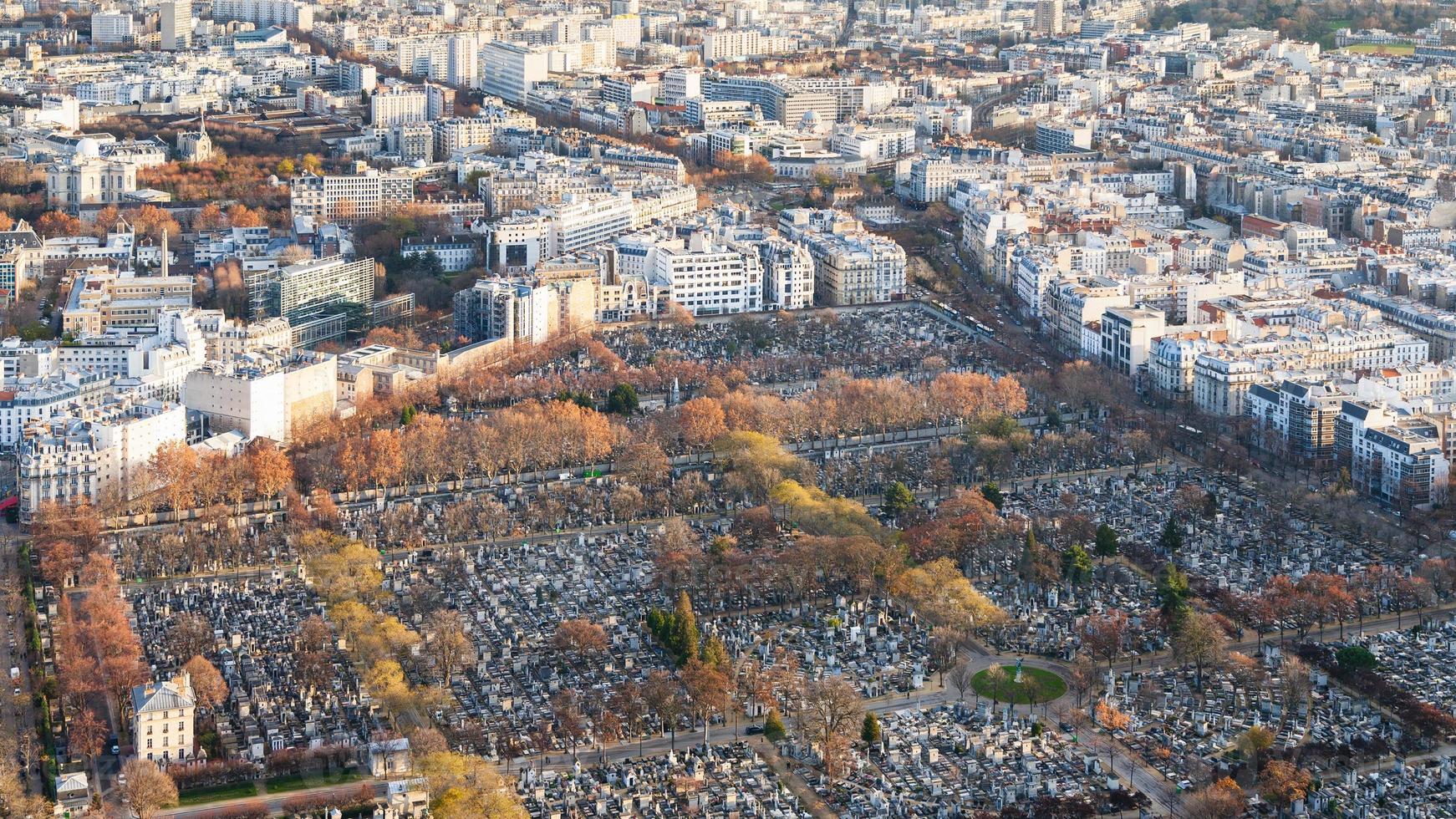 pariser stadtsilhouette mit dem friedhof montparnasse foto