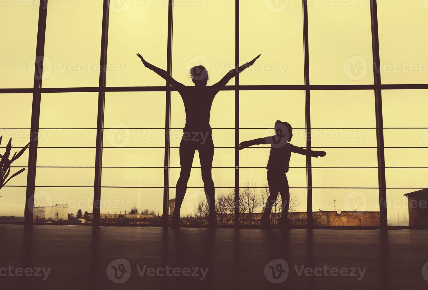 charmante Familie verbringt Zeit im Fitnessstudio foto