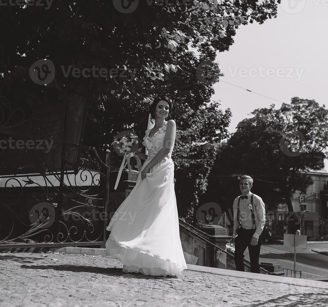 braut und bräutigam posieren auf der straße foto