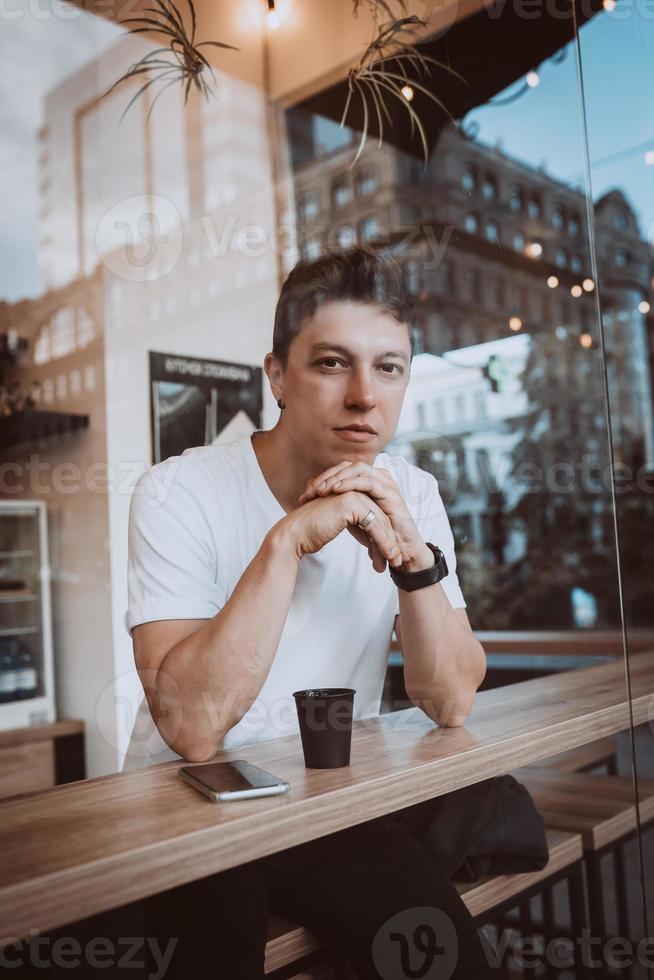 Junger, gutaussehender Mann trinkt seinen Morgenkaffee in einem Café. foto