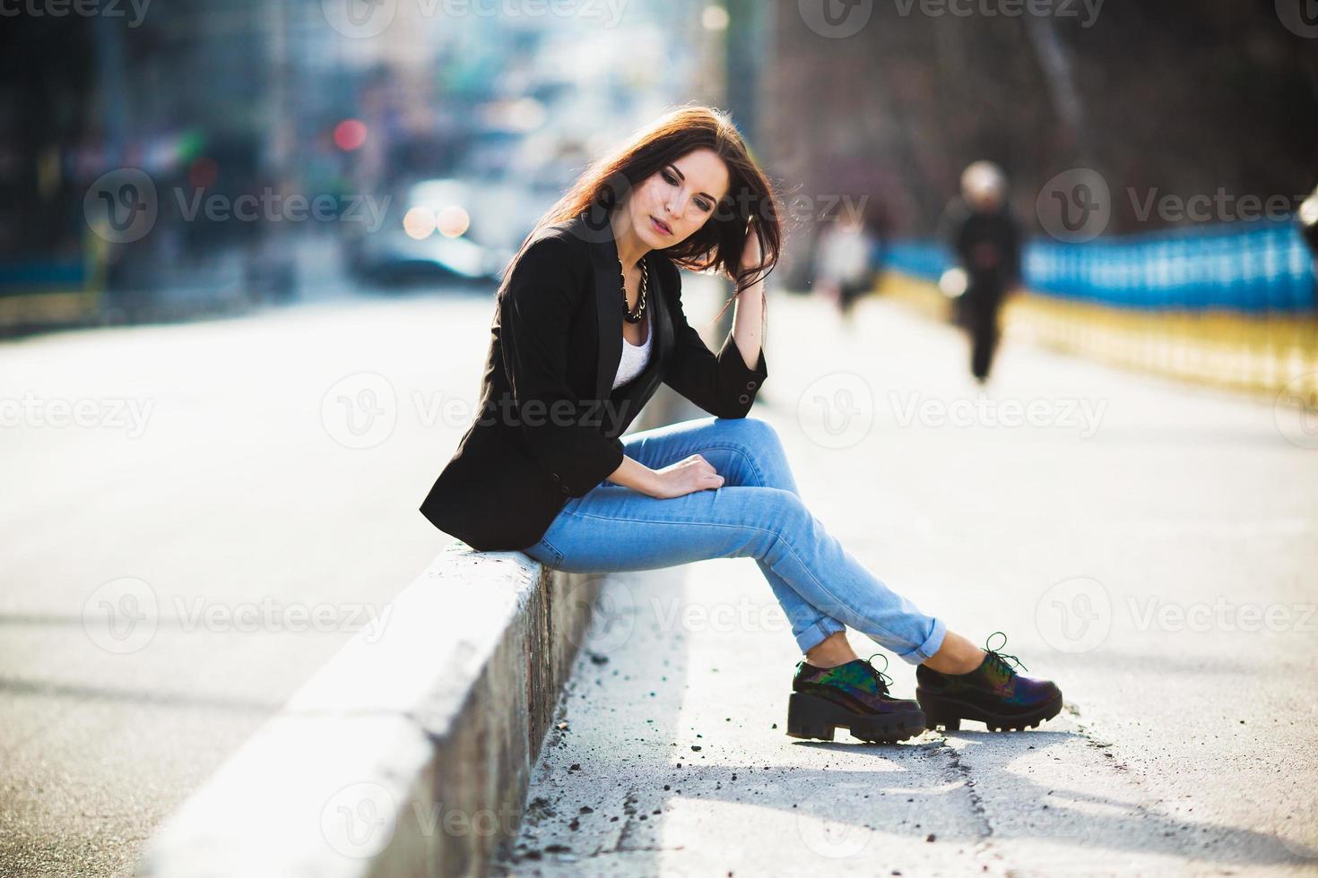 schönes Mädchen im Hintergrund der Straße foto