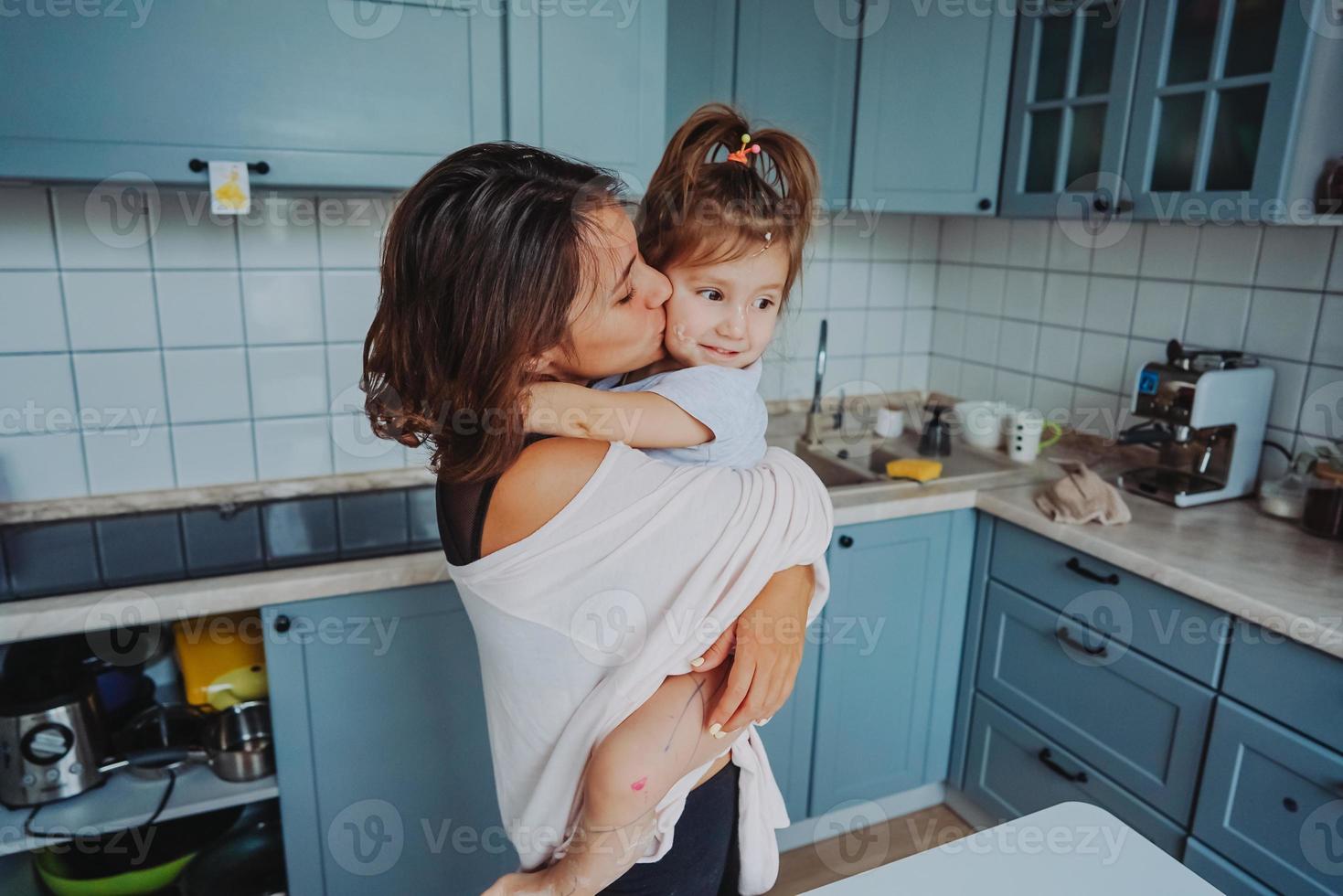 mutter und kleine tochter haben zusammen spaß foto