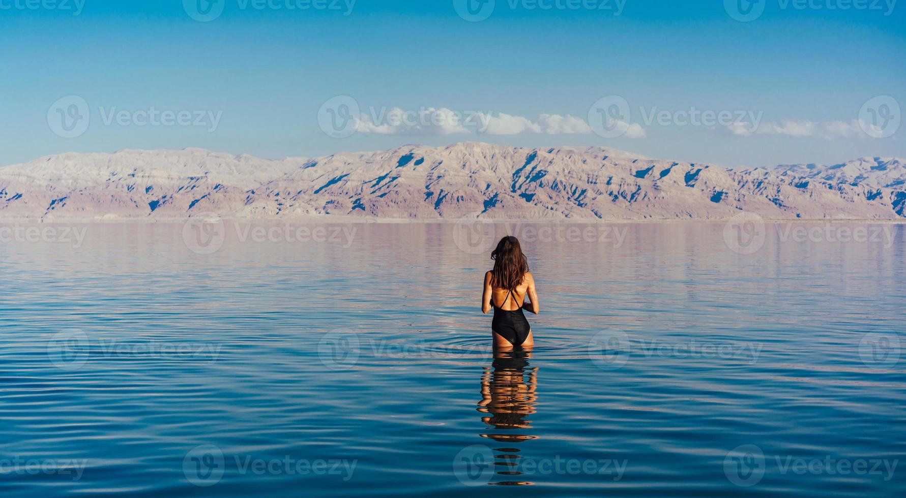 junge frau geht zum toten meer, israel foto